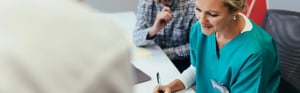 Medizinische Fachkraft füllt einen Anwenderfragebogen für die Post-Market Surveillance (PMS) und PMCF von Medizinprodukten aus.