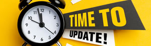 Schwarzer Wecker mit der Aufschrift TIME TO UPDATE! auf gelbem Hintergrund als Symbol für den Aktualisierungsbedarf der IVDR-Leistungsbewertung.