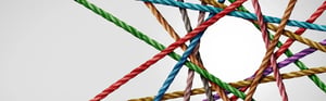 Ineinander verflochtene bunte Seile, die einen Kreis bilden, als Symbol für den Stand der Technik (State of the Art) bei Medizinprodukten und IVDs.