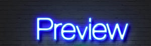 Blau leuchtende Leuchtreklame mit dem Wort Preview und grünem Neon-Pfeil auf einer dunklen Backsteinwand als Ausblick für Regulatory Affairs.