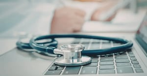 Stethoskop auf einer Laptop-Tastatur als Symbol für die klinische Bewertung, Zweckbestimmung und regulatorische Dokumentation von Medizinprodukten nach MDR.