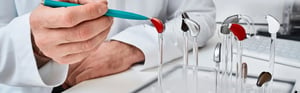 Verschiedene Hörgeräte im Vergleich zur Bewertung der Äquivalenz und regulatorischen Anforderungen für Medizinprodukte.