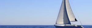 Segelboot auf ruhiger See als Symbol für die strukturierte Planung und erfolgreiche Prozessvalidierung in der Medizintechnik.