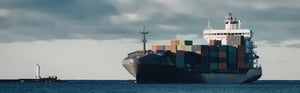 Containerschiff auf See als Symbol für globale Lieferketten und die Auswirkungen geopolitischer Entwicklungen auf die Medizintechnik- und IVD-Branche.
