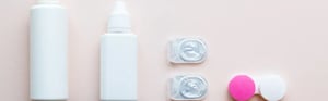 Pflegeprodukte, Kontaktlinsenbehälter und Kontaktlinsen auf hellem Hintergrund – Symbol für die Verwendung von Cyclosiloxanen in Medizinprodukten und deren regulatorische Bewertung.
