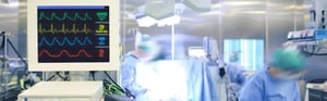 Patientenmonitor mit Vitaldaten während eines chirurgischen Eingriffs – Symbol für Medizinprodukte-Software sowie deren Qualifizierung und Klassifizierung gemäß MDR und IVDR.
