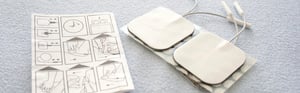 Gebrauchsanweisung und Elektroden eines Medizinprodukts – Symbol für die Vermeidung von Fehlanwendungen durch klare Benutzerinformationen und Usability Engineering.