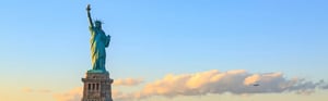 Freiheitsstatue in den USA als Symbol für FDA-Regulierung, regulatorische Resilienz und internationale Compliance-Anforderungen für Medizinprodukte und IVDs.