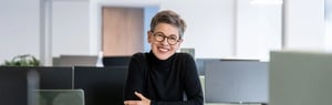 Dunja Schildge-Reichmann, Projektleitung bei Metecon, in einem modernen Büroumfeld.